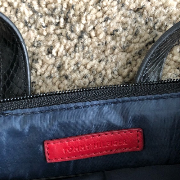 Tommy Hilfiger Cross Body Bag - Picture 3 of 3